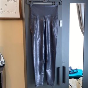 High waisted power soft 7/8 length side pockets. Black glitter xs